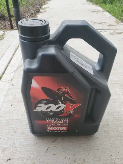 I'm offering a 4L jug of Motul 300V 10W40 4T 100% synthetic oil, perfect for high-performance motorc...