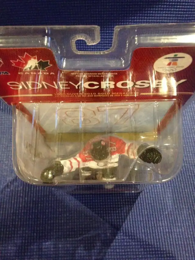 Mcfarlane Sidney Crosby Team Canada Autographed Hockey Figure in Arts & Collectibles in Mississauga / Peel Region - Image 5