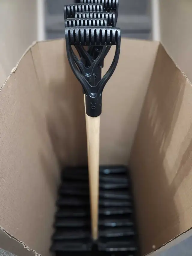 Snow Shovels- Brand New 18"Inch in Outdoor Tools & Storage in Mississauga / Peel Region - Image 3