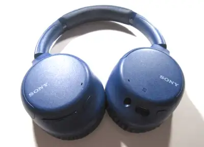 Sony WHXB700/B Wireless Extra Bass Bluetooth Headphones Earphones Blue 9/10 Good condition, only 1 o...
