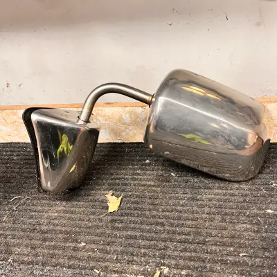 1980-91 Square body Gm Left Door Mirror. Chrome exellent, glass minor scratches. Small pitting at bo...