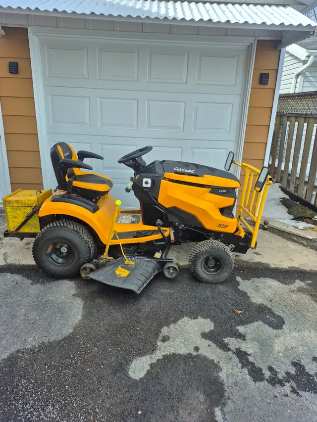 Tracteur Cub Cadet LX46 2022 à gazon avec souffleuse in Lawnmowers & Leaf Blowers in Québec City - Image 4