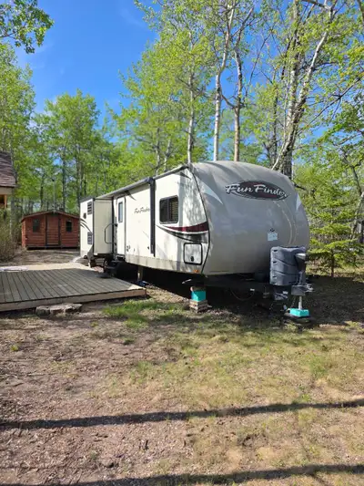 2015 Fun Finder 301KIBH. 3 slides . Bunk house . Island . New AC last year. Low km sat at lake lot ....