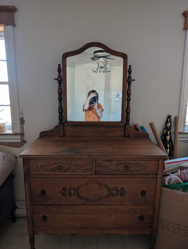 Dresser with mirror (Antique) | Mobilier avec miroir (Antiquité) dans Commodes et armoires  à Ouest de l’Île