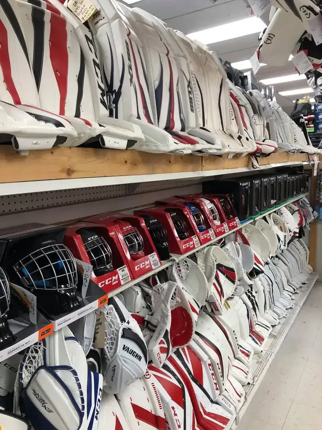 New/Used hockey goalie equipment youth, junior, senior in Hockey in Oakville / Halton Region - Image 4