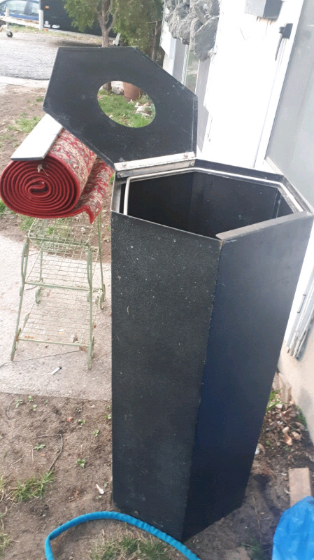 Recycle or trash bine.  Solide metal in Other in Gatineau - Image 2