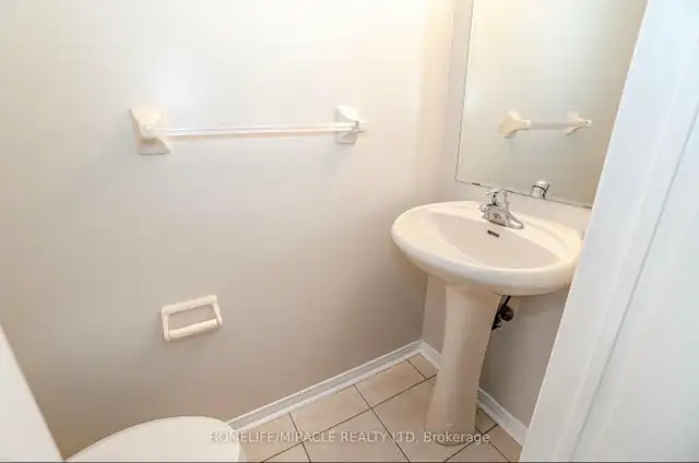 1 bedroom for rent on upper floor  in Room Rentals & Roommates in Mississauga / Peel Region - Image 3