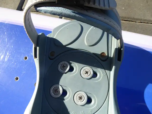 ALESPORT SNOWBOARDS Factory Boarding Loop 540 145cm Snowboard in Snowboard in Delta/Surrey/Langley - Image 6