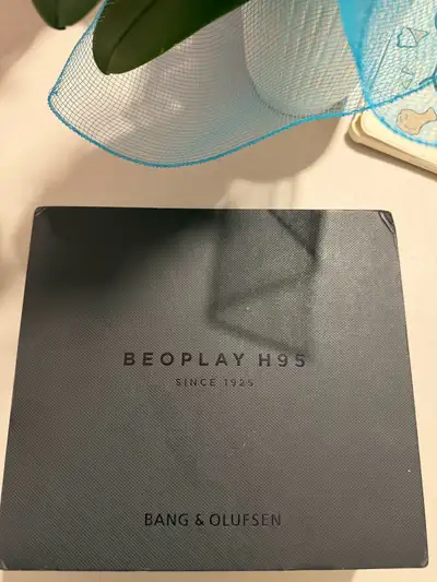 Experience pristine audio quality with these Bang & Olufsen Beoplay H95 headphones. While they have...