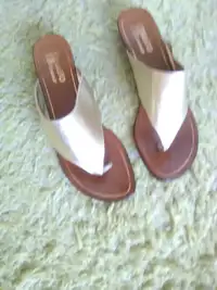 Sandales de plage neuves en cuir blanc ou sandales en cuir dore