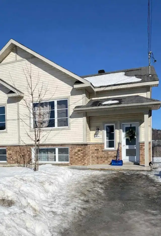 Maison (Jumelé) à louer (3 chambres / 2 salles de bains) in Long Term Rentals in Sherbrooke - Image 2