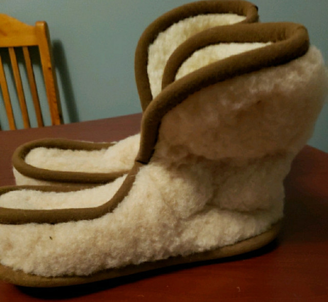 New Roll-Top Slippers 100% Merino Wool size 9-10 in Women's - Shoes in Barrie - Image 2