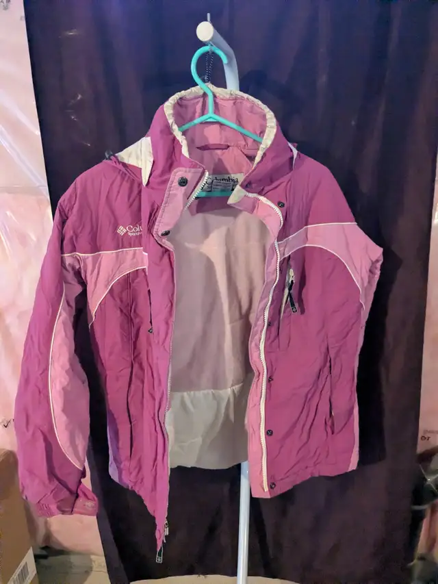Girls Pink Winter Jacket with Hood in Kids & Youth in Oakville / Halton Region - Image 2