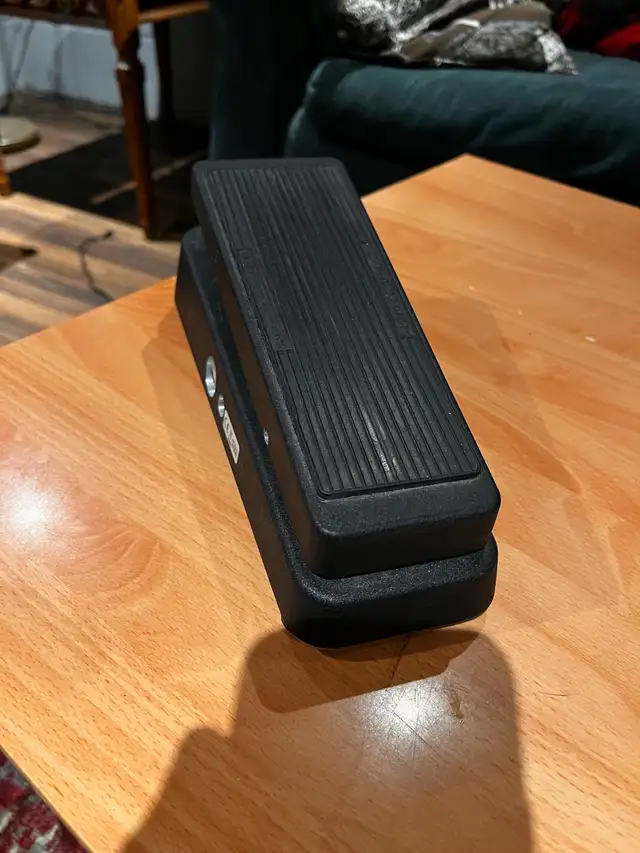 Cry Baby wah pedal in Amps & Pedals in Kawartha Lakes - Image 4
