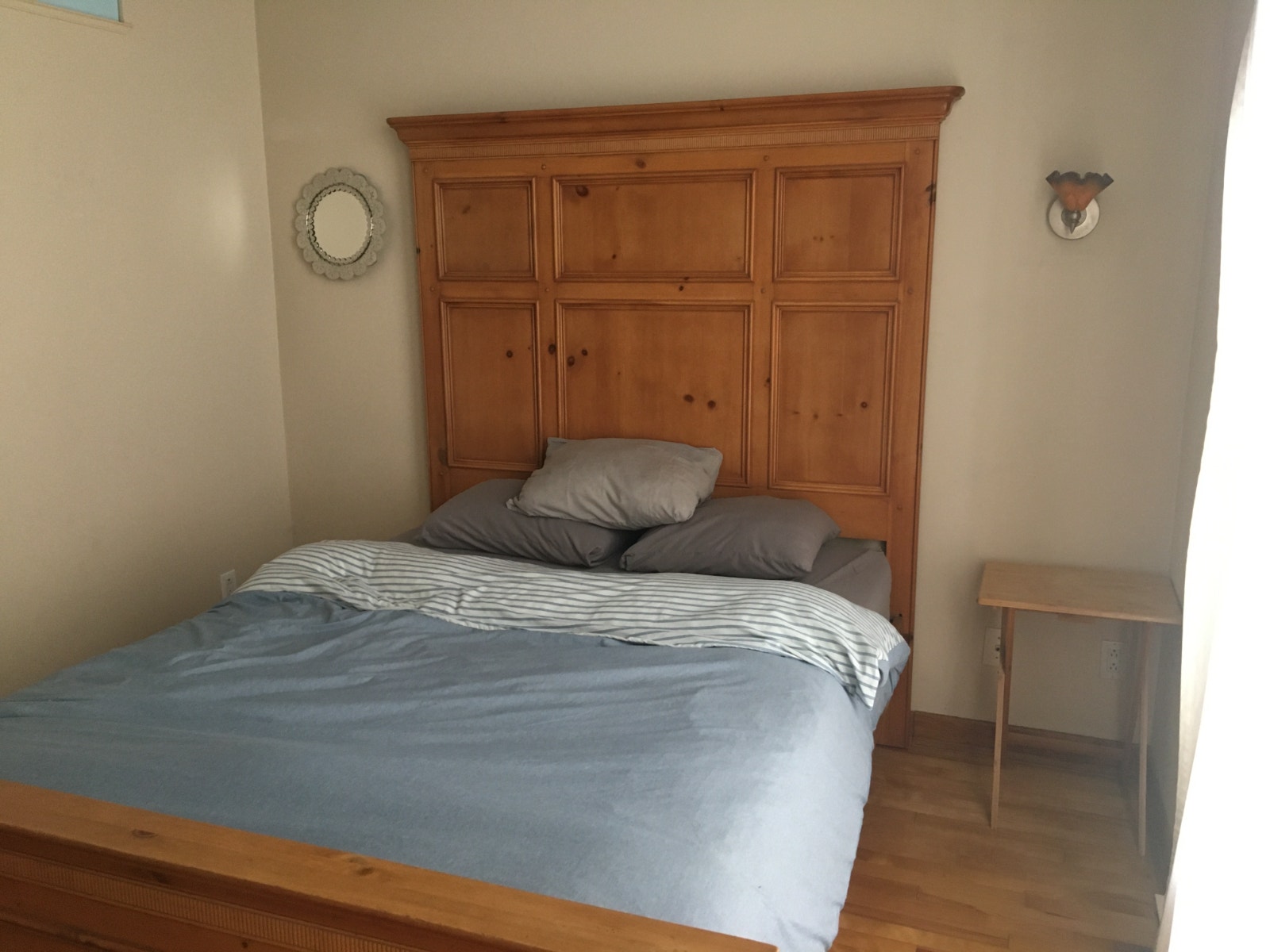 Bedroom in a fully furnished apartment – walk to McGill — photo 1