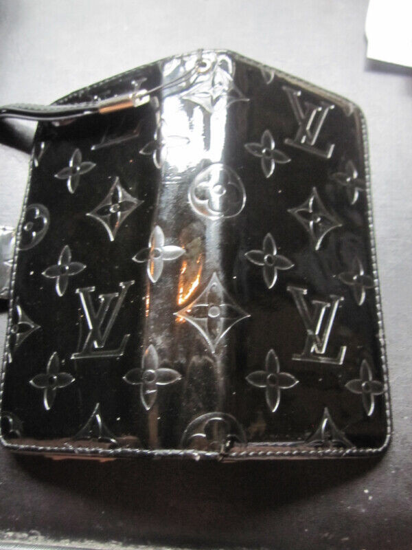 Louis Vuitton  Leather Iphone Folio Case Cell   Phone  Wallet in Cell Phone Accessories in City of Toronto - Image 4