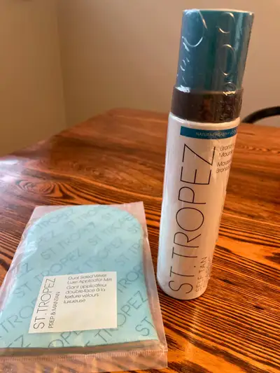 Get that sun-kissed glow with this St. Tropez Self Tan Bronzing Mousse and Applicator Mitt for a fla...