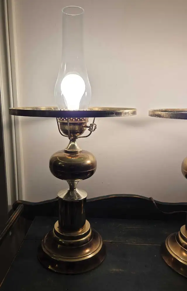 Pair of VTG Brass Hurricane Table Lamp / Art Deco Inspired 70s in Indoor Lighting & Fans in City of Toronto - Image 8