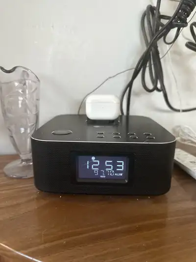 Je vends cette radio In Studio pour iPhone, parfaite pour recharger votre téléphone tout en écoutant...