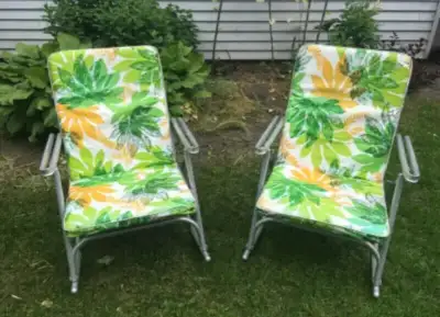 Deux coussins rétro pour chaises extérieures vintage, View more