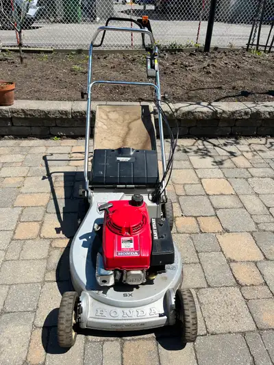 Honda gas Lawnmower / Tondeuse Honda a gaz, View more
