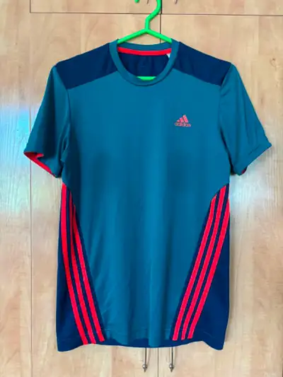 3 vêtements sports SMALL Adidas et Reebok homme – DISPO À LONGUE, View more