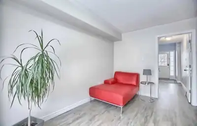 Renovated and fully furnished studio unit with 1 bathroom, 1 room, 1 small kitchen in Oshawa for ren...
