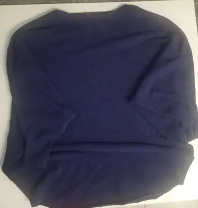 Worn a couple times, good condition size xs loose fit closed neck bell sleeve 3/4 sleeve materials:...