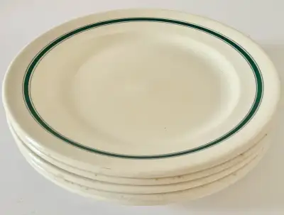 LIRE JUSQU'À LA FIN DU TEXTE. Antiquité 1930. Collection. Assiettes de forme ronde en porcelaine "re...