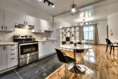 Loft rénové au 2ième étage situé à quelques pas du métro Berri-Uqam. Immeuble avec des locataires tr...