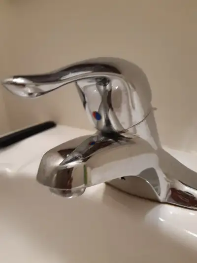 Moen 3 hole bathroom sink taps / facets. Moen has life time warranty on parts. Excellent condition....