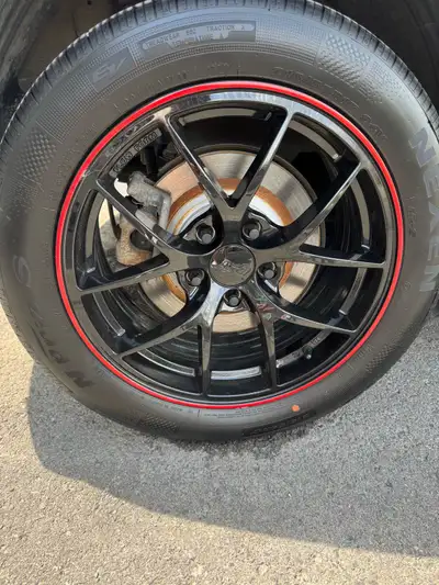 Neuf , utilisé 1 mois seulement . Changement de véhicule . 215/55R17 5 x 114