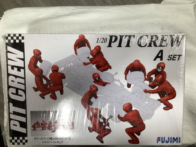 PIT CREW - A SET – 1/20 PLASTIC MODEL in Hobbies & Crafts in Ottawa