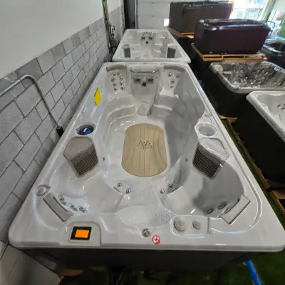 SPA DE NAGE MODÈLE DE DÉMO 14AX EN LIQUIDATION EN STOCK PRÊT À ÊTRE LIVRÉ Places = 4 Dimensions = 17...