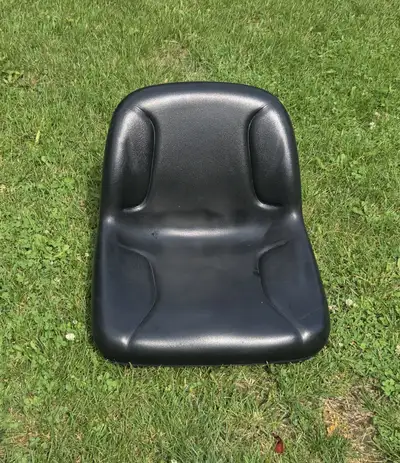 MTD Lawn Tractor Seat E.U.C., no rips or tears in the seat, View more