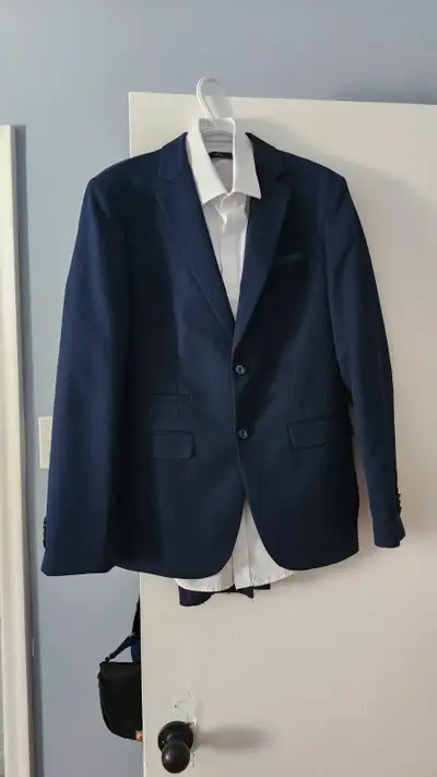Complet bleu marin 3 morceaux veston 36, pantalon 28 (100$), View more