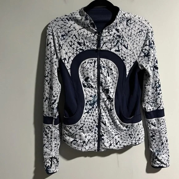 Lululemon Find Your Bliss Reversible jacket - size 4/6 in Women's - Tops & Outerwear in Oakville / Halton Region - Image 4