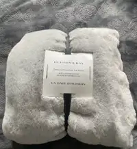 New with tag luxury faux fur blanket 