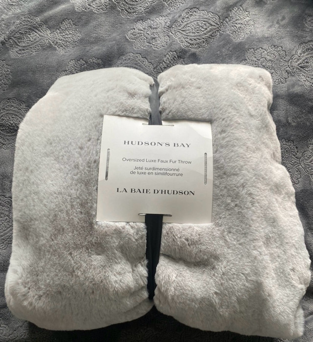New with tag luxury faux fur blanket  in Bedding in City of Toronto