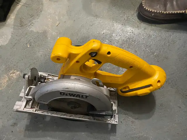 Dewalt Circular Saw 6 1/2 “ cordless in Power Tools in Oakville / Halton Region - Image 4