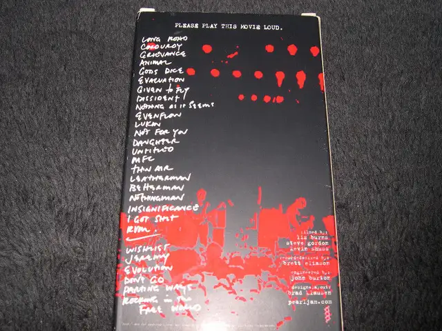 Pearl Jam - Touring Band 2000 - cassette vidéo VHS rock in CDs, DVDs & Blu-ray in City of Montréal - Image 3