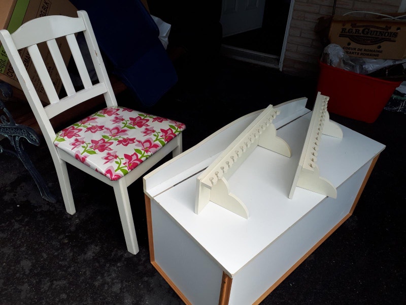 COFFRE DE RANGEMENT/CHAISE ET TABLETTES POUR CHAMBRE FILLETTE