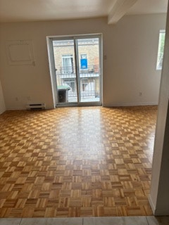 4 1/2 Spacieux et bien éclairé à louer à Montréal — photo 1