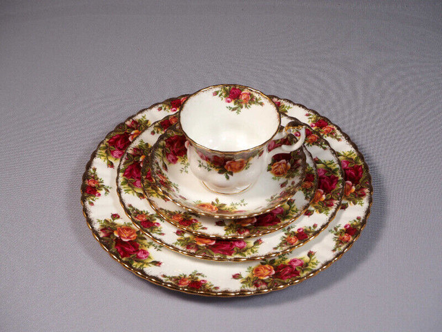 Royal Albert Old Country Roses Dinner Set FIRST EDITION in Arts & Collectibles in Oakville / Halton Region - Image 2