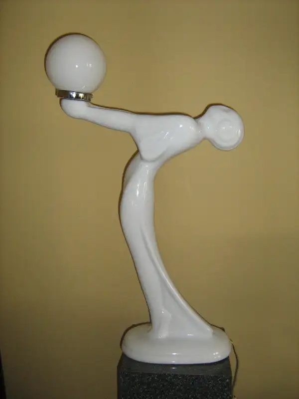 VINTAGE LARGE WHITE CERAMIC ART DECO NOUVEAU LADY FIGURINE LAMPS in Indoor Lighting & Fans in City of Toronto - Image 6