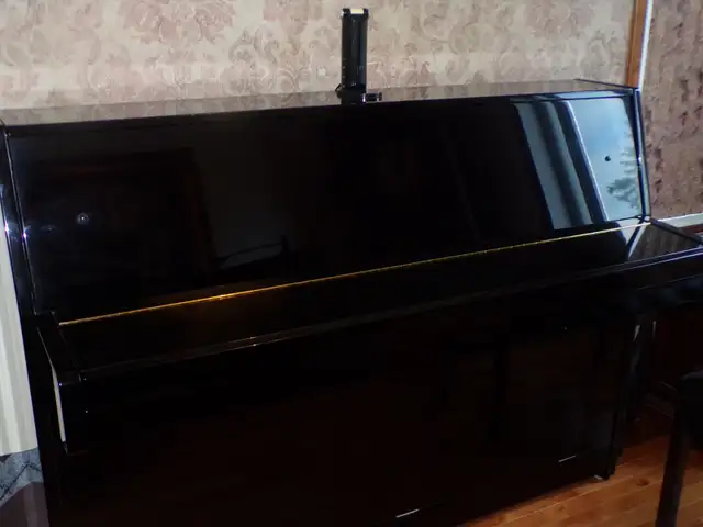 PIANO DROIT ACOUSTIQUE YAMAHA in Guitars in Laval / North Shore - Image 4