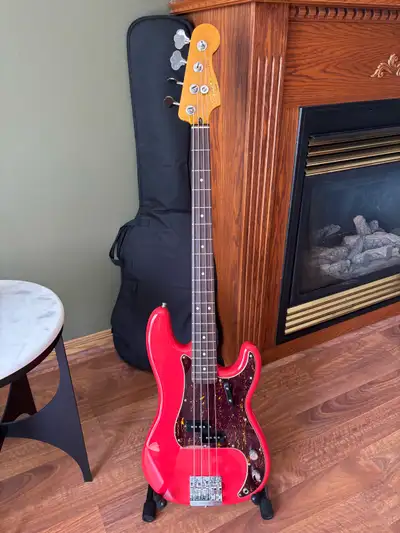 Squier Classic Vibe P bass, View more