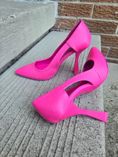 Laurelle Women's pink heels, size 8, Perfect for a Barbie dress up! Phone number is a land line whic...