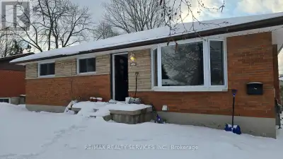 Available Now – Private Room for Couple (5 Minutes from Fanshawe College) Spacious private bedroom a...