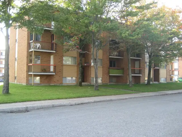 Sainte-Foy, Two-and-a-Half Apartment, Half-Basement Unit Available Starting October 15